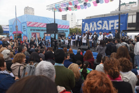 Decenas de maestros, alumnos y de diferentes organizaciones se acercaron hasta la Escuela.