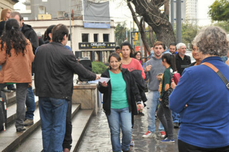 Los manifestantes repartieron volantes con diversas críticas a Highton de Nolasco. (Fuente: Eduardo Seval  )