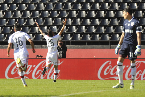 Fertoli hizo el primer gol recién salido del vestuario, a los 2 minutos de juego. (Fuente: Andres Macera)