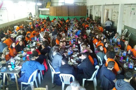 Los voluntarios almorzando en San Antonio de Areco.