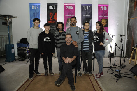 Juan Cruz, Lucía, Palena, Ojeda, Alan, Joana y Aguilera (sentado), en Humanidades y Artes. (Fuente: Alberto Gentilcore)