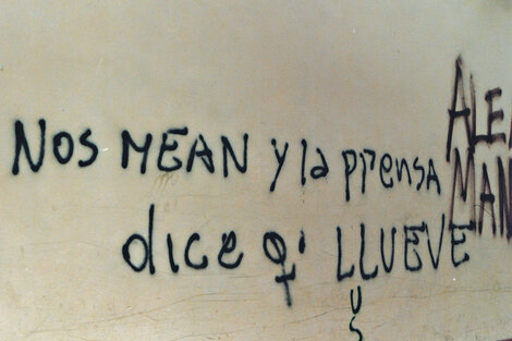 Pintada contra los medios que se multiplicaron en Buenos Aires en 2001 y 2002. Foto de Isabel Garin en Lo que dijo la calle, El Colectivo-2011