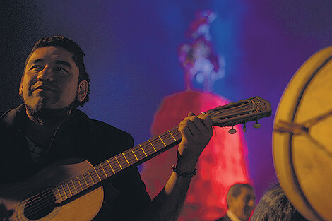 Guitarras para acompañar el homenaje a Güemes junto a su monumento.