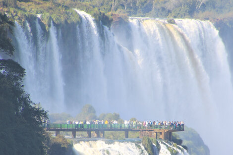 El balcón que se asoma del lado brasileño sobre el arco de las Cataratas. (Fuente: Graciela Cutuli)