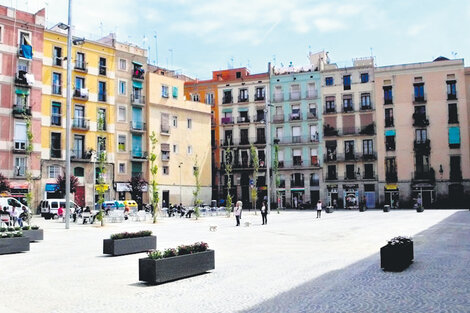 Postal típica del barrio donde convive una explanada moderna con las casas antiguas.