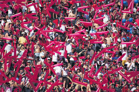 Con la mirada perdida en una tribuna. El Gobierno dio de baja Fútbol para Todos, que ahora quedó en manos de dos cadenas internacionales.