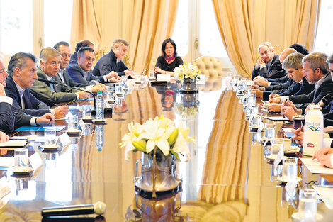 Los ministros y Mauricio Macri, en la reunión de gabinete realizada ayer por la mañana en Casa Rosada. (Fuente: DyN)