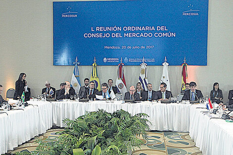 Los cancilleres y ministros se reunieron ayer en la antesala de la sesión de los presidentes.