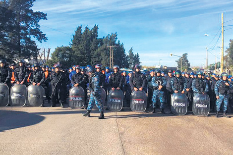 La planta de Carboclor amaneció rodeada de efectivos de la policía.