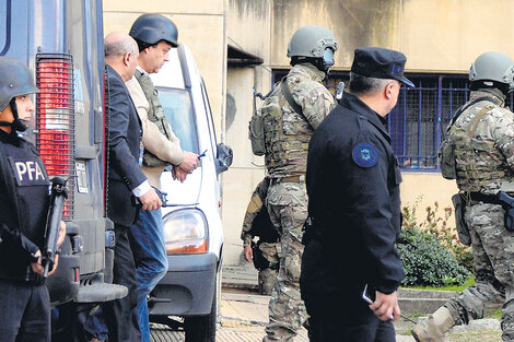 Manzanares, con casco, chaleco antibalas y rodeado por 70 efectivos de las fuerzas de seguridad.