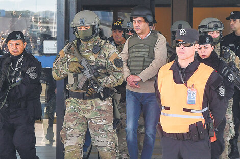 Manzanares esposado, con chaleco y casco, custodiado y tratado como si fuera un violento narco y no un contador.