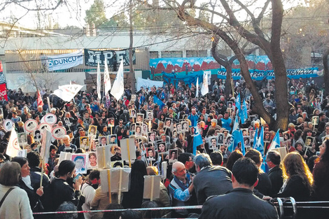 Una multitud esperó el resultado del megajuicio mendocino en la puerta de los tribunales.