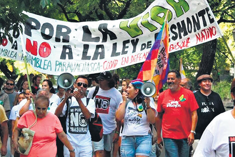 La marcha en Córdoba fue convocada por la Coordinadora en Defensa del Bosque Nativo (Codebona).