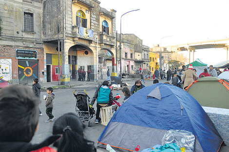 Los habitantes de Pedro de Mendoza 1447 pasaron la noche en carpas porque no los dejan entrar en sus casas. (Fuente: Sandra Cartasso)