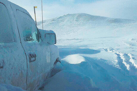 Durante la noche, la nieve llegó hasta la mitad de la puerta de la camioneta.