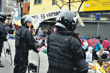 “En muchos barrios no tenemos con qué cocinar”, reclamaron.