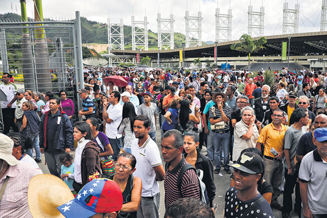 El Consejo Nacional Electoral prolongó la elección de asambleístas una hora más de lo previsto.