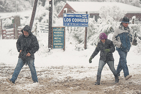 Las intensas nevadas afectaron los transportes y las clases. (Fuente: Télam)