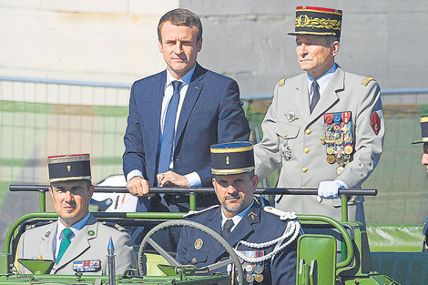 Macron enfrenta su primera crisis con las FF.AA.