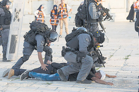 La policía antidisturbios israelí arresta a un palestino en la mezquita Al Aqsa de Jerusalén. (Fuente: EFE)