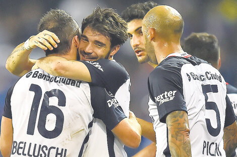 Belluschi festeja su golazo de tiro libre, a los 24 de la primera parte.