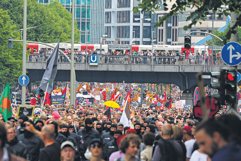 Miles de personas participan de la protesta “Solidaridad ilimitada en vez del G-20”, ayer, en Hamburgo.