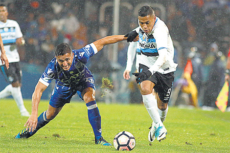 Cobos no puede parar el avance de Rocha, que se lleva la pelota. (Fuente: EFE)