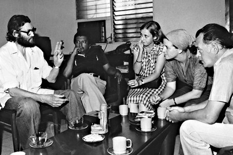 La escritora Gabriela Selser junto a Julio Cortázar, en Nicaragua.