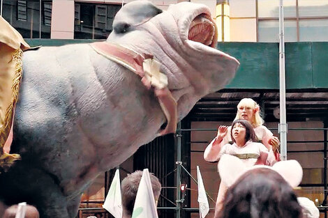 La chancha Okja, su pequeña amiga y la villana encarnada por Tilda Swinton en el clímax del film.