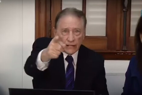 Un nene con garrote