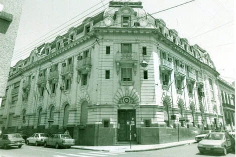 Una foto de época de la sede central del Banco de Santa Fe en la capital provincial.