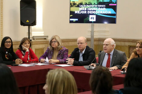 Lifschitz hizo el anuncio con la intendenta Fein, funcionarias y candidatas mujeres.