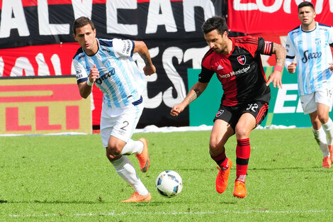 Bianchi marcó a Scocco en el último partido de Newell's con Atlético Tucumán en el Coloso.