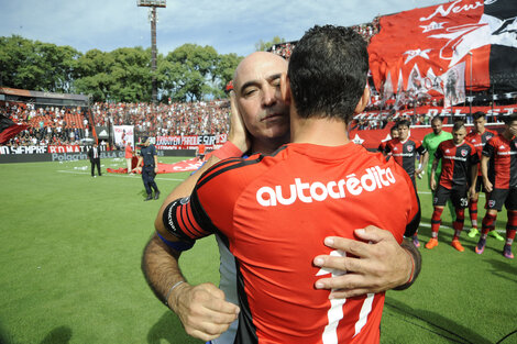 Llop se saluda con Rodríguez cuando estuvo en el Coloso como técnico de Rafaela.