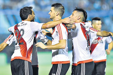 El festejo de los futbolistas de River tras el gol de Scocco, el único que marcaron ante el entusiasta Temperley.