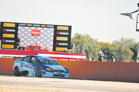 Ciarrochi recibe la bandera a cuadros en San Luis. (Fuente: DyN)