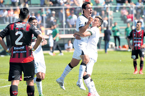 Gelabert pega el grito de gol en andas de un compañero.