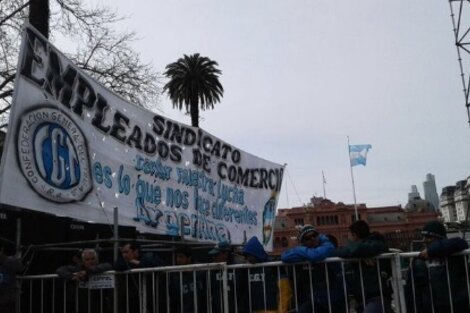 Trabajadores de algunos sindicatos ya están en la Plaza de Mayo.