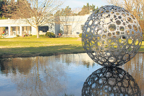 La esfera de Mary Irigoyen, que encuentra en los metales la materia prima de sus obras. (Fuente: Lorena López)