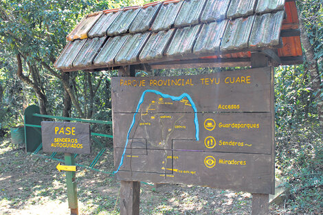 Indicaciones y senderos señalizados en el ingreso, frente a la cabaña de los guardaparques.