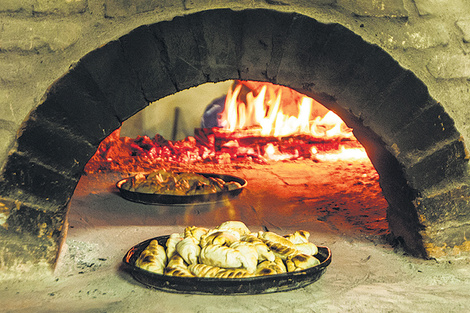 Empanadas, una de las especialidades de las 12 cantinas que reúne el Patio del Indio.