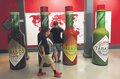 Botellas gigantes de Tabasco en una de las salas de la planta-museo donde se elabora la célebre salsa.