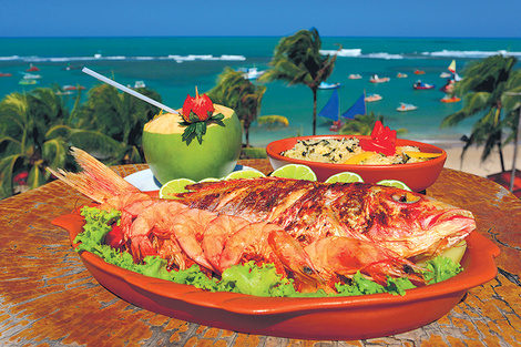 Gastronomía nordestina, con agua de coco y mariscos junto a la playa. (Fuente: Vinicius Lubambo)