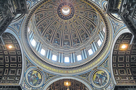 El interior de la cúpula de San Pedro, la más alta del mundo, una obra maestra arquitectónica.