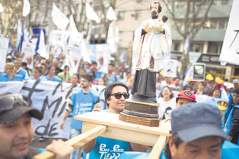 La imagen y las estampitas de San Cayetano se repitieron a lo largo de la fila de manifestantes. (Fuente: Joaquín Salguero)