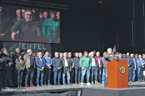 Junto a los gremialistas que acompañaron a Schmid en el palco estuvieron también los dirigentes sociales que asistieron a la marcha.