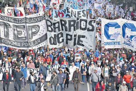 La CTEP, la CCC y Barrios de Pie convocaron a una multitud ayer en la Plaza de Mayo.