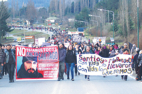 En Bariloche también marcharon por Santiago.