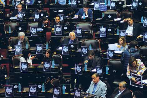 El jefe de Gabinete, Marcos Peña, se encontró con las bancas de la oposición cubiertas por la imagen de Santiago Maldonado. (Fuente: DyN)