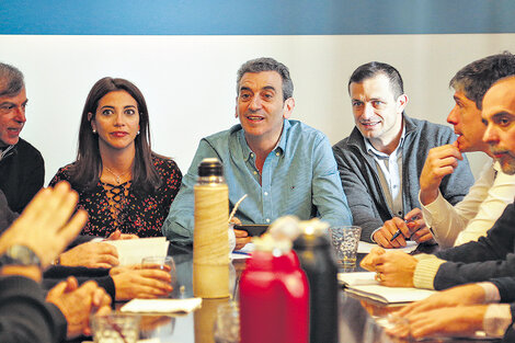 Florencio Randazzo junto a dirigentes de Cumplir luego de las primarias. (Fuente: Télam)